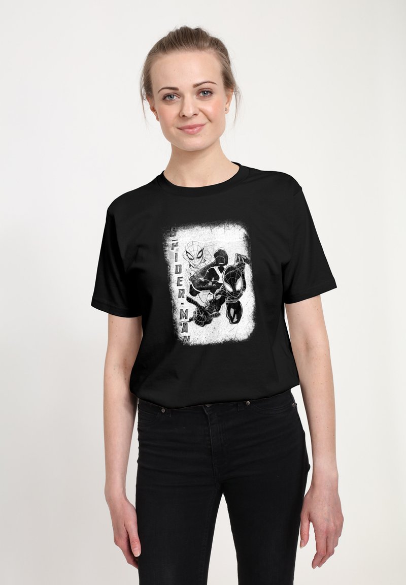 Černé bavlněné tričko s grafickým motivem Spider-Mana v bílých a šedých odstínech, s texturovaným okrajem a nápisem "SPIDER-MAN".