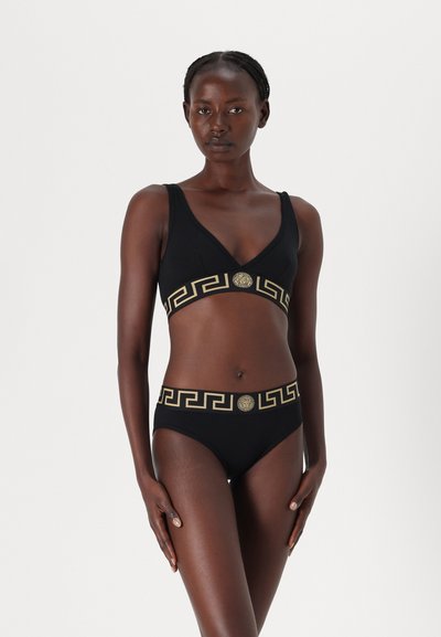 Ensemble de bikini noir fabriqué à partir d'un tissu lisse. Le haut présente une encolure en V avec un motif grec doré et une bande logo. Le bas comprend une taille assortie.