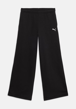 Zwarte wijde broek met elastische tailleband en klein wit Puma-logo op de bovenkant van de linker dij.