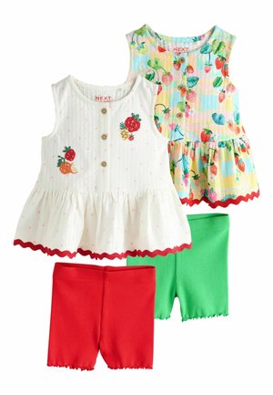 Dwa bezrękawnikowe topy dla małych dzieci – jeden biały z haftem owoców i guziczkami, drugi wielokolorowy z nadrukiem truskawek – zestawione z czerwonymi i zielonymi szortami.