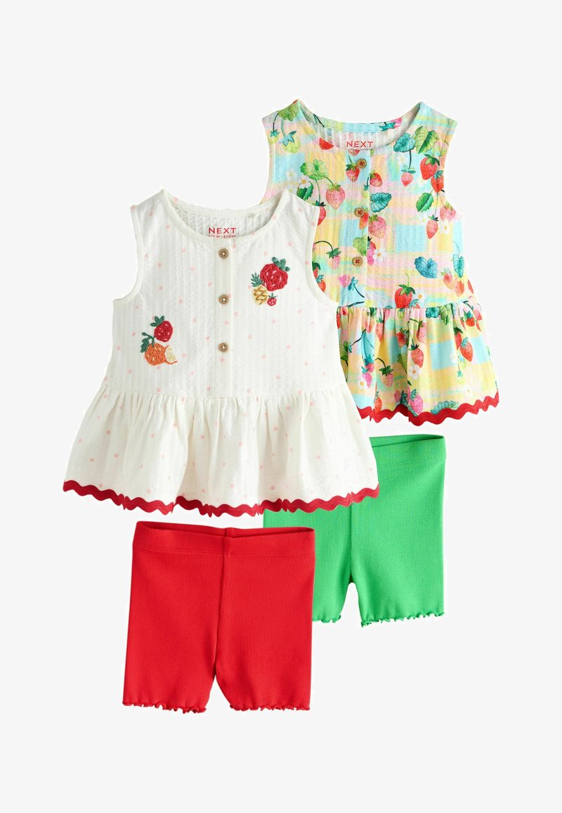 Deux débardeurs pour tout-petits – l’un blanc avec broderies de fruits et boutons, l’autre multicolore avec imprimé fraises – associés à des shorts rouges et verts.