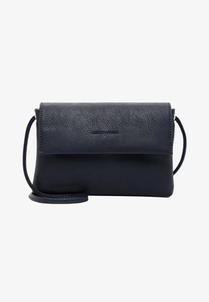 Dunkelblaues Leder-Crossbody-Tasche mit texturierter Oberfläche, magnetischem Klappenverschluss und verstellbarem Tragegurt. Minimalistisches Design und Logo-Details.