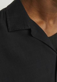 Jack & Jones JPRCCAARON RESORT - Marškiniai - black onyx