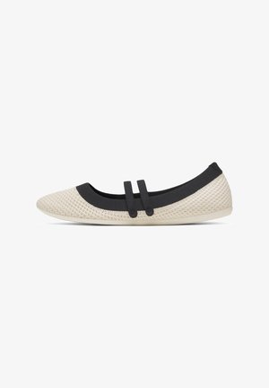 Scarpa piatta beige intrecciata con rifiniture nere e due cinturini elastici neri sulla parte superiore, punta tonda e suola flessibile.