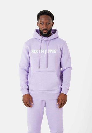 Lichtpaars hoodie met een voorste kangoeroe zak en wit "SIXTH JUNE" logo. Voorzien van een trekkoord capuchon en geribbelde manchetten. Geverfd met bijpassende broek.