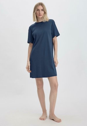 Abito t-shirt in cotone blu navy, con maniche corte, scollo rotondo e vestibilità rilassata, che arriva a metà coscia. Texture liscia, design minimal.