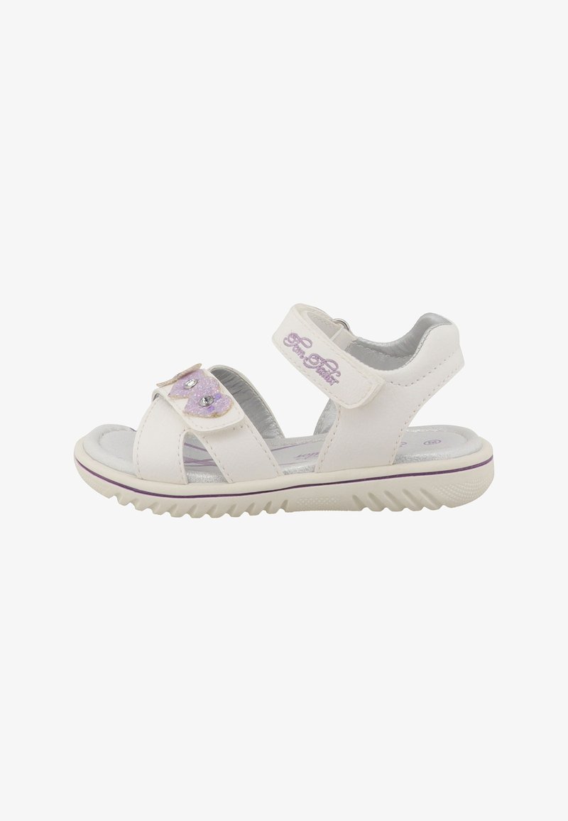 Sandales en cuir blanc avec deux brides réglables à Velcro, une semelle texturée et des accents décoratifs comprenant deux petites pierres précieuses et un logo violet.