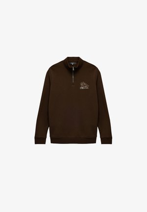 Sudadera de color marrón oscuro con cremallera media en el cuello, puños acanalados y un diseño gráfico en el pecho. Textura de tela suave.