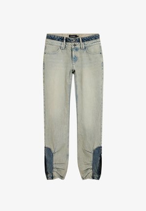 Jeans in denim chiaro con una vestibilità rilassata, caratterizzati da accenti sulle ginocchia in blu scuro a contrasto e gamba leggermente affusolata. Design classico a 5 tasche.