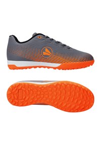 Scarpe sportive grigie con accenti arancioni, caratterizzate da una tomaia testurizzata, un logo sul lato e una suola in gomma con motivo.