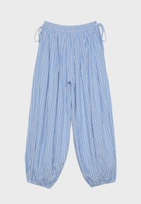 Pantalon ample bleu clair avec rayures verticales blanches, poignets élastiques et cordons de serrage ajustables à la taille.
