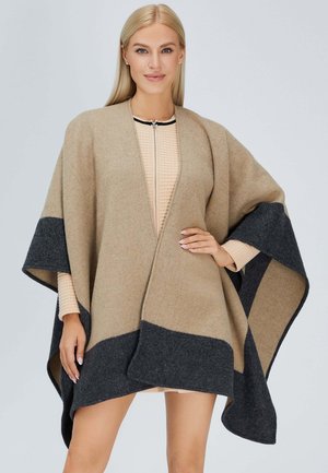 Beige und dunkelgrauer Wollponcho mit V-Ausschnitt, offener Front und weiten Ärmeln. Mit einem geometrischen Farbblockdesign und weicher Textur.