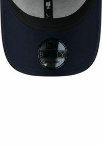 Marineblaue verstellbare Kappe mit gebogenem Schirm, ausgestattet mit einem Netzfutter und einem glänzenden runden Etikett, auf dem "9FORTY ADJUSTABLE" steht.