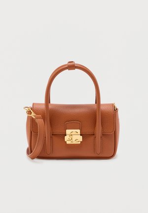 Piccola borsa marrone in pelle con doppi manici, patta frontale, chiusura in metallo dorato e tracolla rimovibile su sfondo bianco.