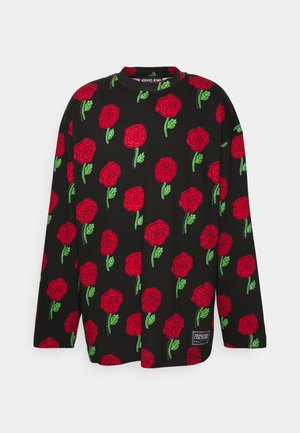 Černá dlouhá halenka s celoplošným vzorem červených růží, zelenými listy, kulatým výstřihem a malou značkovou nášivkou na lemu.