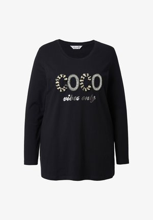 Schwarzes langärmliges Baumwoll-T-Shirt mit strukturierter "COCO"-Applikation in Silber und Creme, dazu "vibes only" in metallischer Schrift.