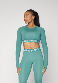 Nike Performance CROP - Ilgarankovis viršutinės dalies drabužis - bicoastal/white