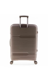 Maleta rígida de color marrón con un diseño estriado, un asa retráctil y cuatro ruedas para facilitar el movimiento.