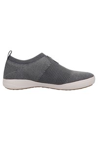 Šedé síťované slip-on boty s texturovaným povrchem, bílou podešví a zadním poutkem pro snadné nazouvání. Mají zjednodušený, nízkoprofilový design.