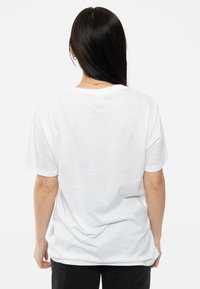 Paradiso Clothing OLIVIA RODRIGO VAMPIRE - Print T-shirt - white