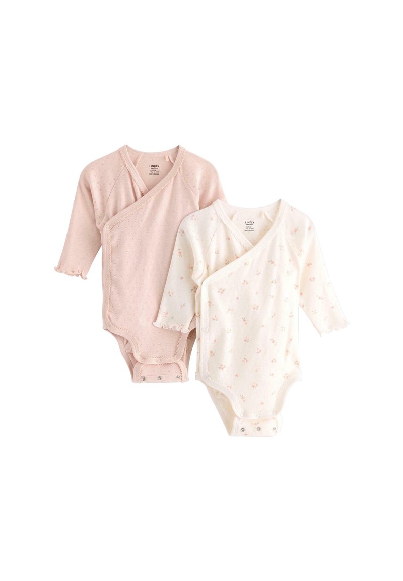 Roze en witte baby-bodysuits met lange mouwen en wikkeldesign; de roze heeft een gestructureerd patroon, de witte heeft een kleine bloemenprint.
