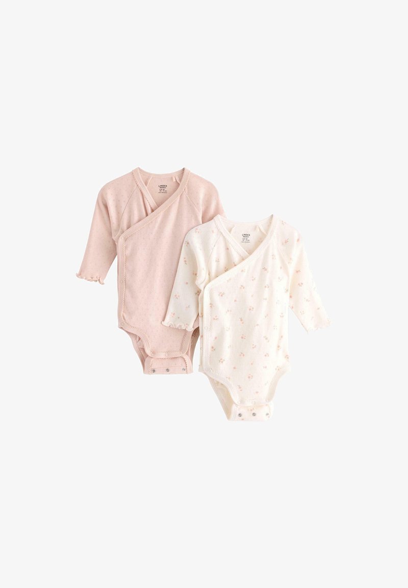 Roze en witte baby-bodysuits met lange mouwen en wikkeldesign; de roze heeft een gestructureerd patroon, de witte heeft een kleine bloemenprint.