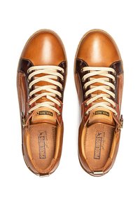 Zapatillas de cuero marrón que presentan una mezcla de tonos claros y oscuros, cordones crema y una etiqueta de logo en el lateral. Textura suave y diseño de caña baja.