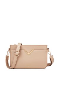 Bežová crossbody taška vyrobená z umělé kůže, se zlatým V-tvarovaným detailem, nastavitelným popruhem a s embosovaným logem značky na přední straně.