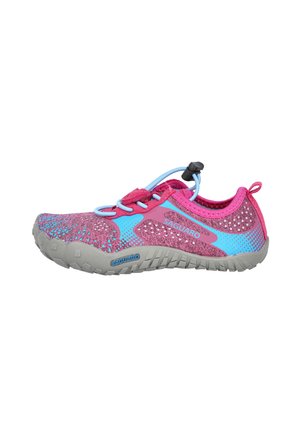 Zapato de agua rosa y azul con suela gris, cordones elásticos tipo bungee y lengüeta, con la etiqueta "SAGUARO" en el lateral y en la suela.