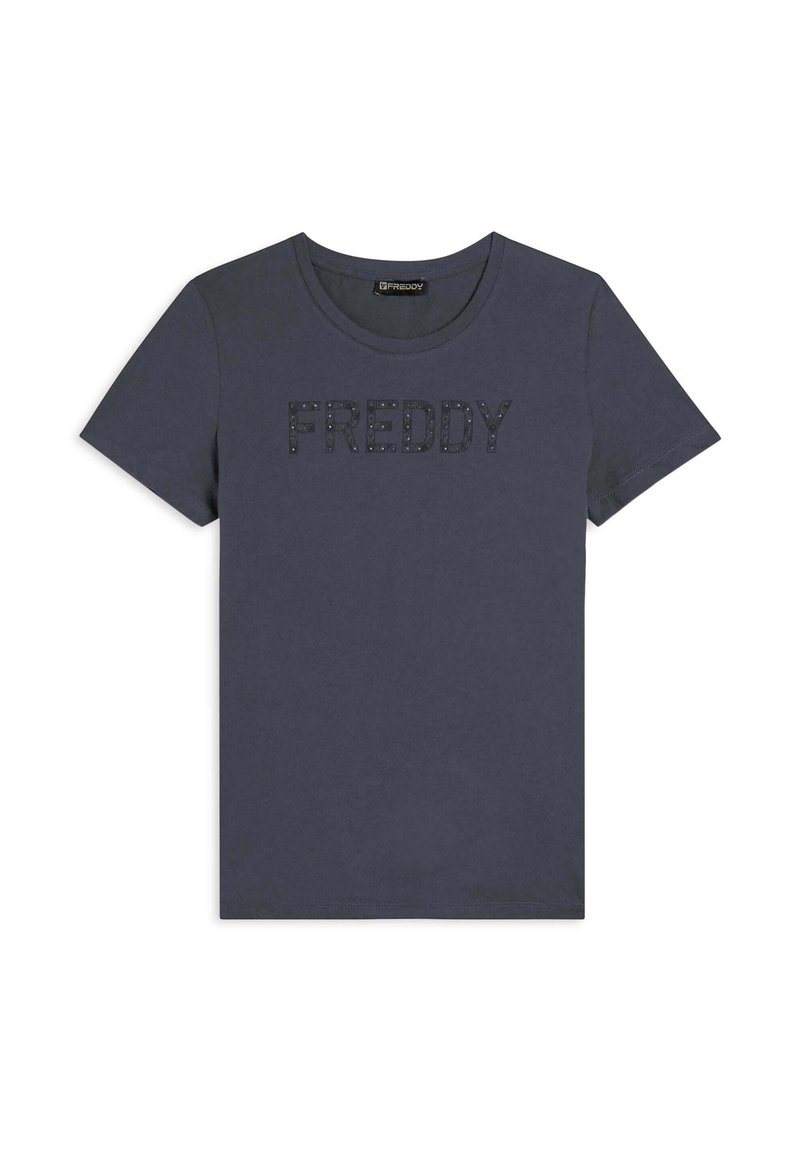 Camiseta de algodón azul marino con cuello redondo y mangas cortas. Presenta la palabra "FREDDY" en un diseño elevado y texturizado.