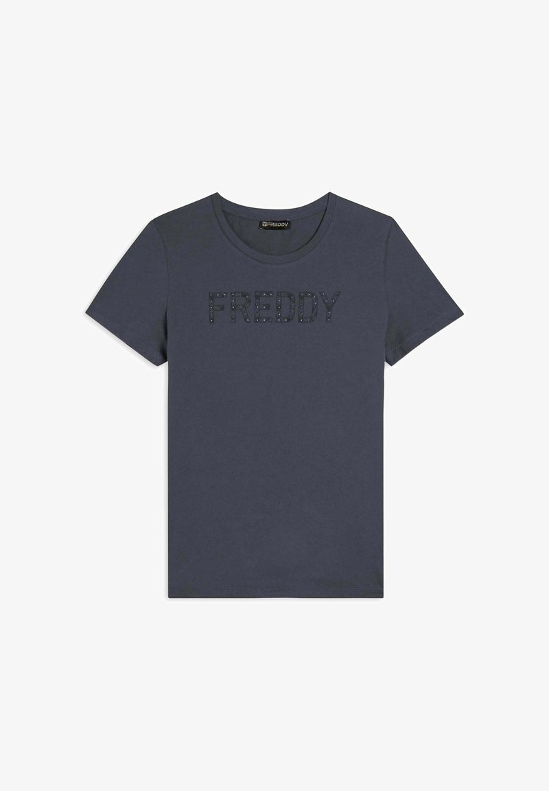 Camiseta de algodón azul marino con cuello redondo y mangas cortas. Presenta la palabra "FREDDY" en un diseño elevado y texturizado.