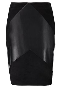 Schwarzer Bleistiftrock aus einer Mischung von Leder und Wildleder. Schräg angeschnittene Paneele schaffen ein geometrisches Design mit einer glatten Textur.
