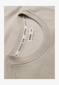 Selezionato, light beige