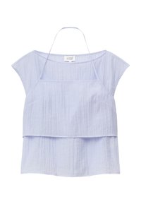 Blouse bleu clair à manches courtes avec encolure carrée et bretelle halter, présentant un tissu superposé et texturé.