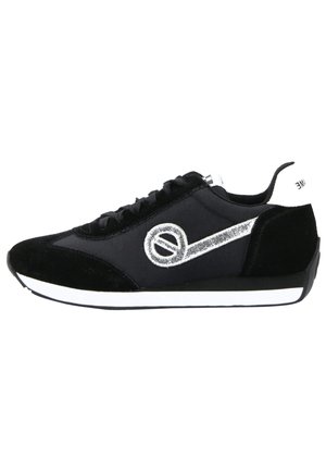 Sneaker nera in materiali scamosciati e tessili, con design del logo argentato, punta rotonda, chiusura con lacci e suola in gomma bianca.