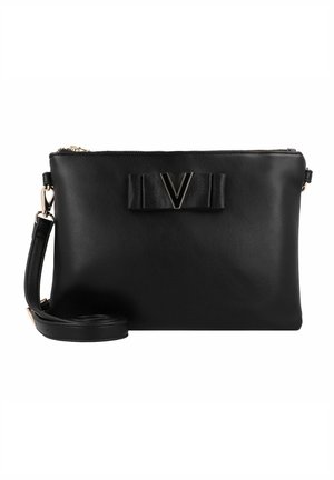 Bolso de mano de cuero negro con cierre de cremallera, que presenta un detalle de cinta texturizada y un logo metálico en forma de "V" en el frente. Incluye una correa ajustable.