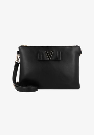 Zwarte leren clutch met ritssluiting, voorzien van een gestructureerd lintaccent en een metalen "V" logo aan de voorkant. Verstelbare riem inbegrepen.