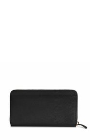 Billetera negra de cuero con cierre de cremallera, con un acabado texturizado, que cuenta con un compartimento frontal para tarjetas y herrajes en tono dorado. Forma rectangular, diseño minimalista.