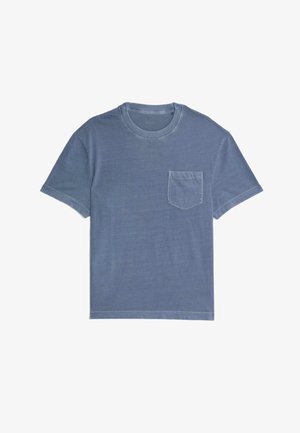 T-shirt in cotone blu con maniche corte, colletto a giro, e una piccola tasca sul petto. Presenta una texture liscia e una vestibilità comoda.