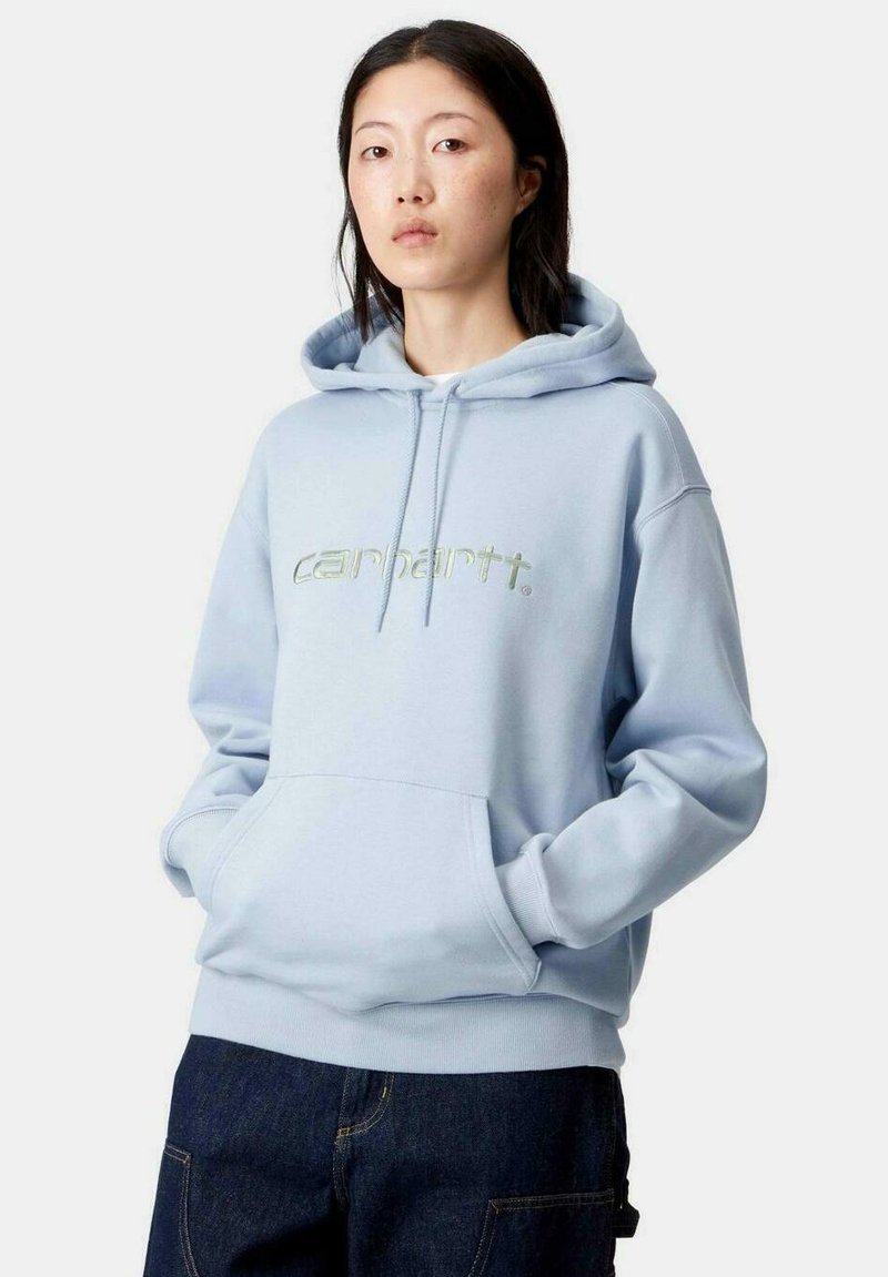 Sudadera azul claro de tela suave, con un bolsillo frontal, capucha con cordón y logotipo bordado en el pecho.