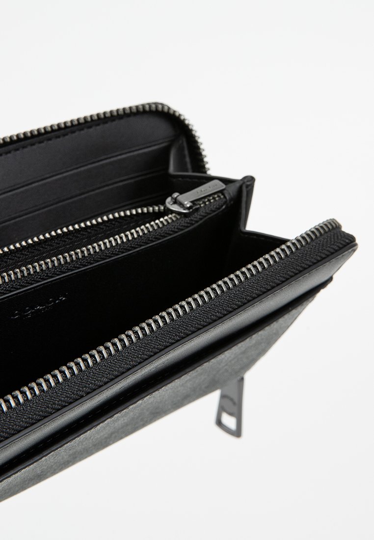 Schwarze Lederbörse mit silbernem Reißverschluss, mehreren Kreditkartenfächern und einer strukturierten Außenseite mit glattem Innenfutter.