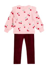 Rosa Sweatshirt mit Kirschmuster und Spitzenakzenten, kombiniert mit bordeauxfarbenen Kord-Hose. Weich, gemütlich und geeignet für die lässige Freizeit.