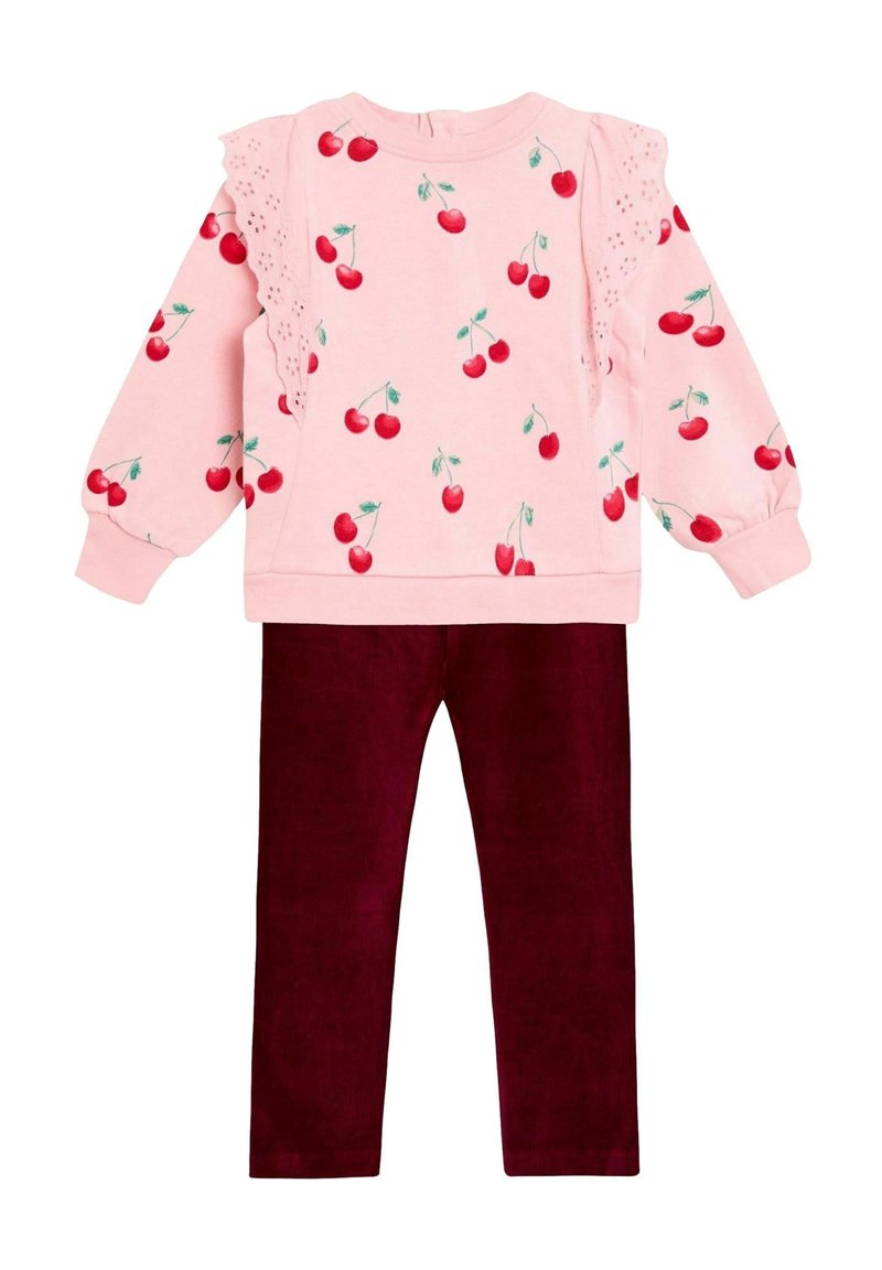 Rosa Sweatshirt mit Kirschmuster und Spitzenakzenten, kombiniert mit bordeauxfarbenen Kord-Hose. Weich, gemütlich und geeignet für die lässige Freizeit.