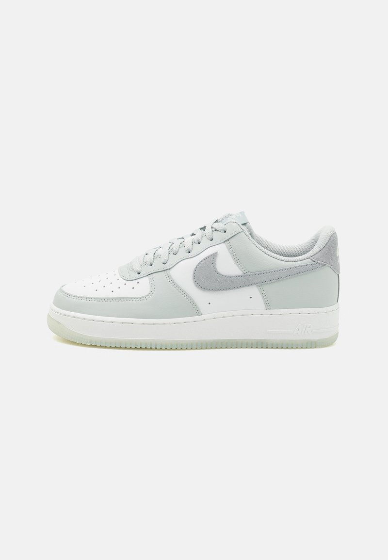 Nike Sportswear AIR FORCE 1 07 LV8 - Sneakers low - light silver/light pumice