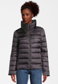 Veste en duvet de couleur gris foncé, dotée d'un col haut et d'un motif matelassé horizontal. Texture lisse avec une fermeture éclair devant et des poches latérales.