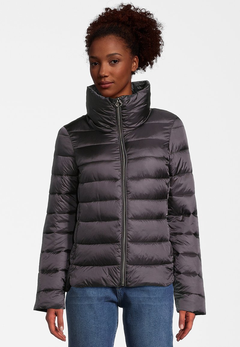Veste en duvet de couleur gris foncé, dotée d'un col haut et d'un motif matelassé horizontal. Texture lisse avec une fermeture éclair devant et des poches latérales.