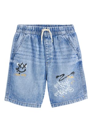 Lyseblå denimshorts med elastisk talje, hvid snøre, sidelommer og sort-hvide grafitti-mønstre på forsiden af benene.