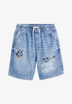 Lyseblå denimshorts med elastisk talje, hvid snøre, sidelommer og sort-hvide grafitti-mønstre på forsiden af benene.
