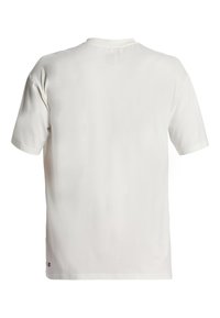 Camiseta de algodón blanca con cuello redondo, mangas cortas y una textura suave. Diseño liso sin logotipos ni patrones visibles.