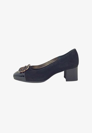 Scarpa nera con tacco alto, in suede con punta in vernice. Presenta un dettaglio con fibbia frontale e un tacco a blocco spesso. Tessuto complessivamente morbido.